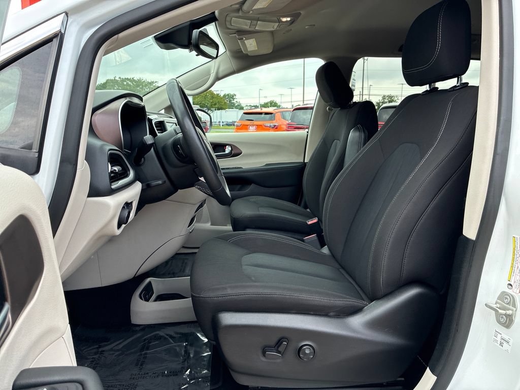 Used 2023 Chrysler Voyager LX FWD image 10