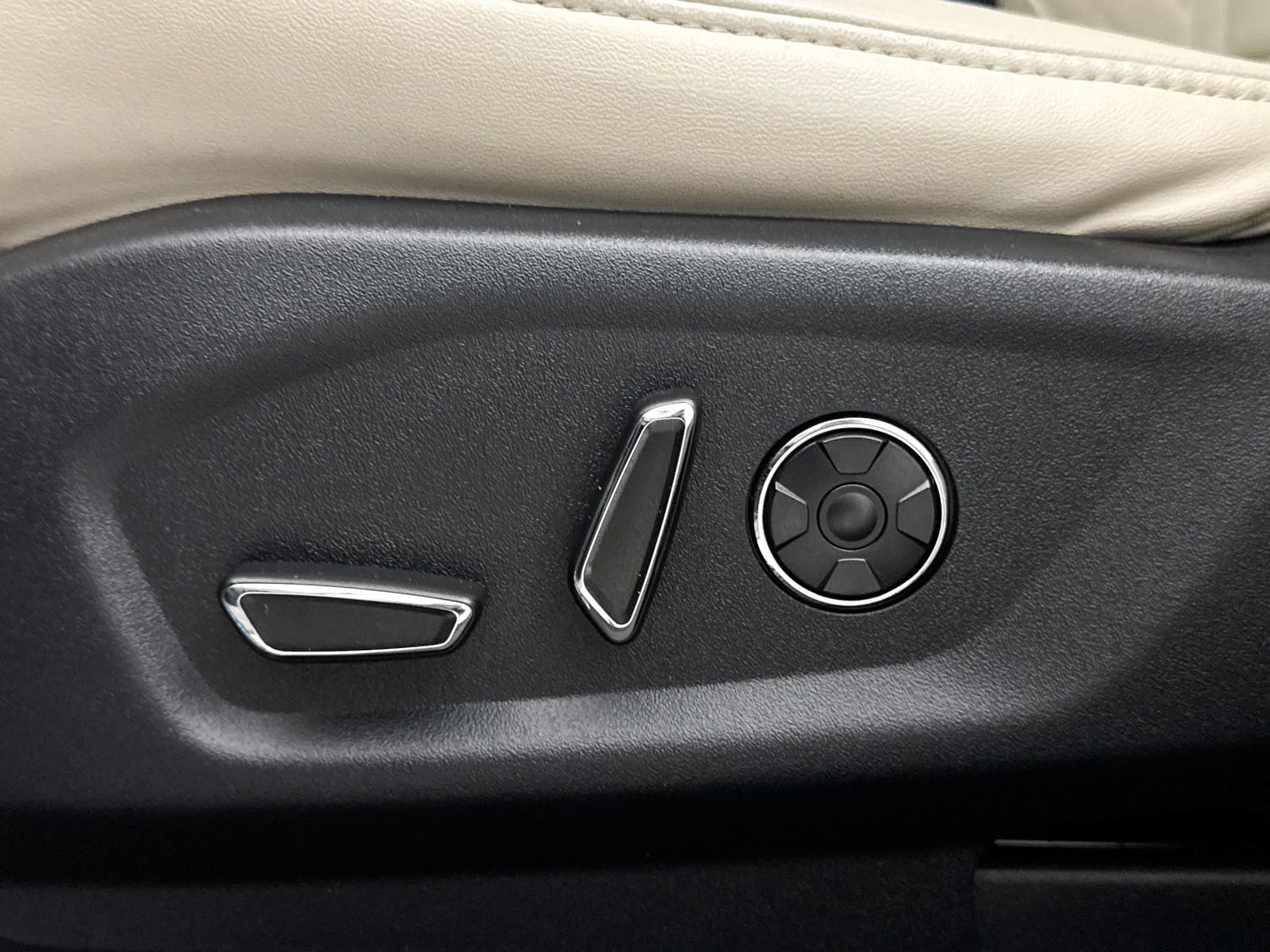 Used 2017 Ford Explorer Platinum image 29