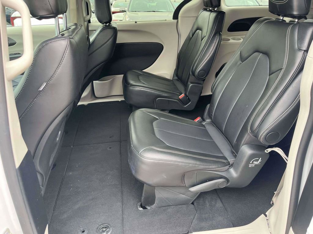 Used 2024 Chrysler Pacifica Touring-L image 6
