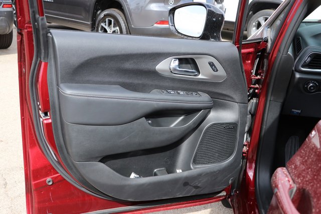 New 2023 Chrysler Pacifica Limited w/ Uconnect Theater Family Group image 10