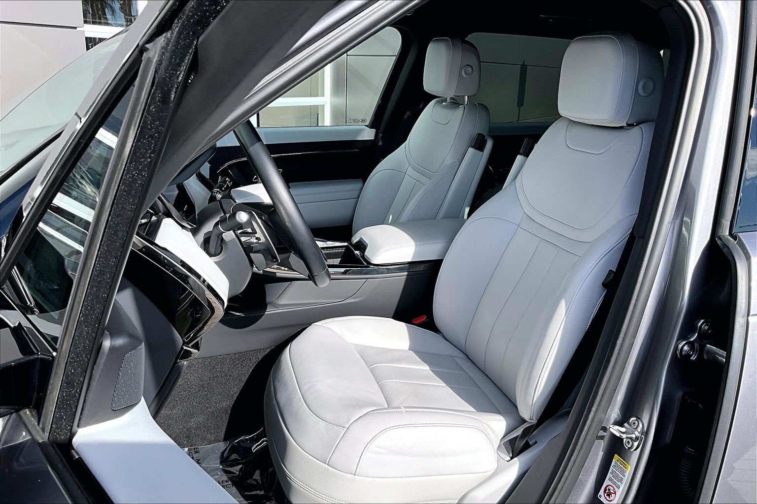 Used 2025 Land Rover Range Rover Sport image 25