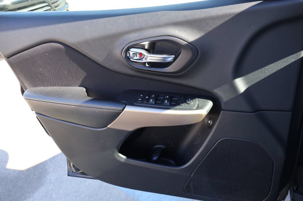 Used 2018 Jeep Cherokee Latitude FWD image 29