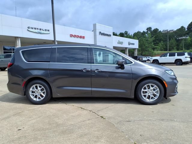 Used 2023 Chrysler Pacifica Touring-L FWD image 2