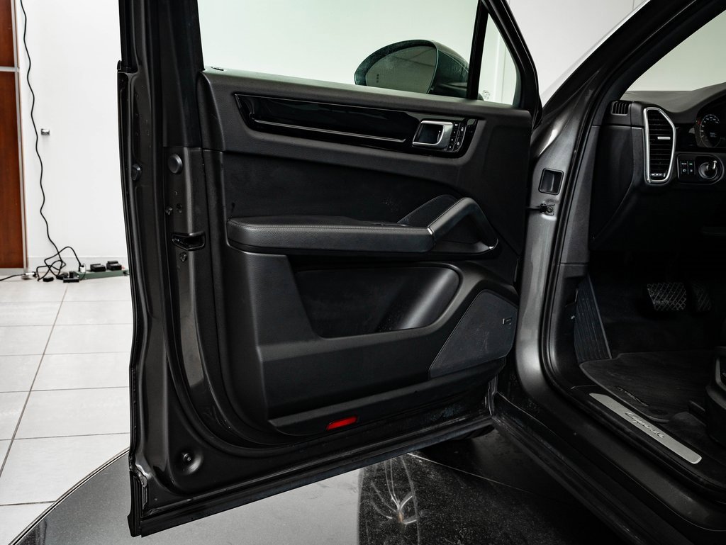 Certified 2022 Porsche Cayenne E-Hybrid w/ Premium Package image 32