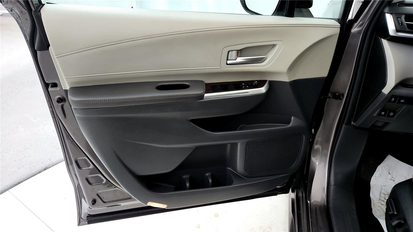 Used 2024 Toyota Sienna XLE image 23