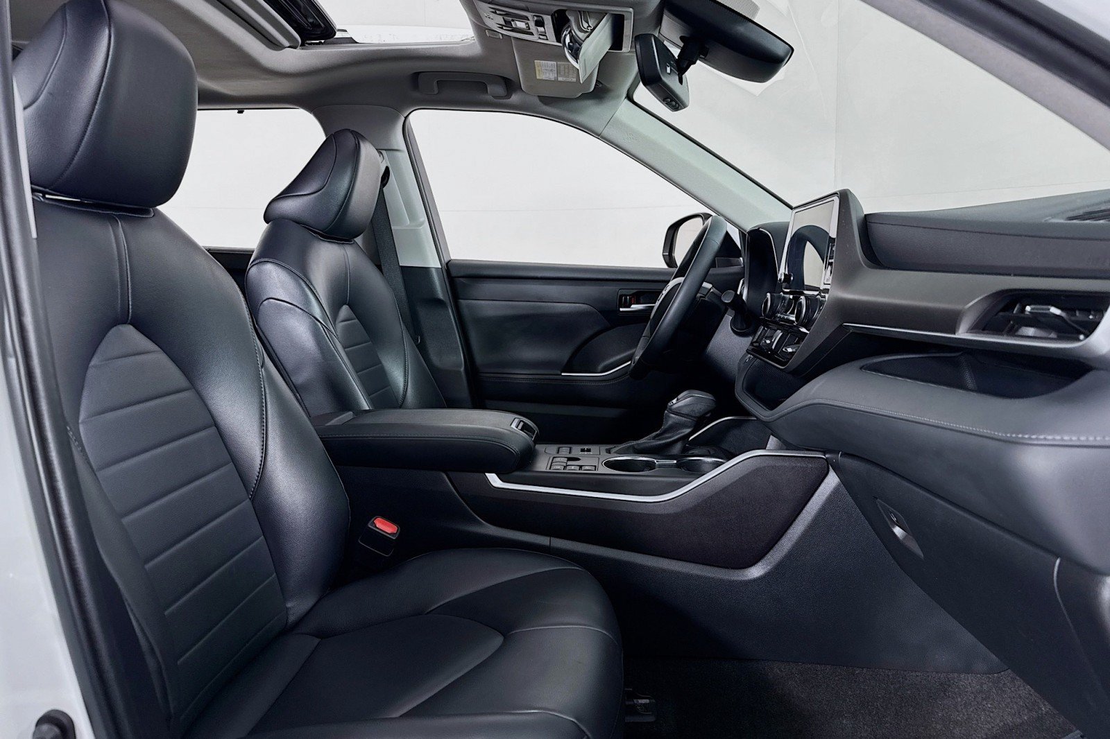 Used 2023 Toyota Highlander XLE AWD/4WD image 7