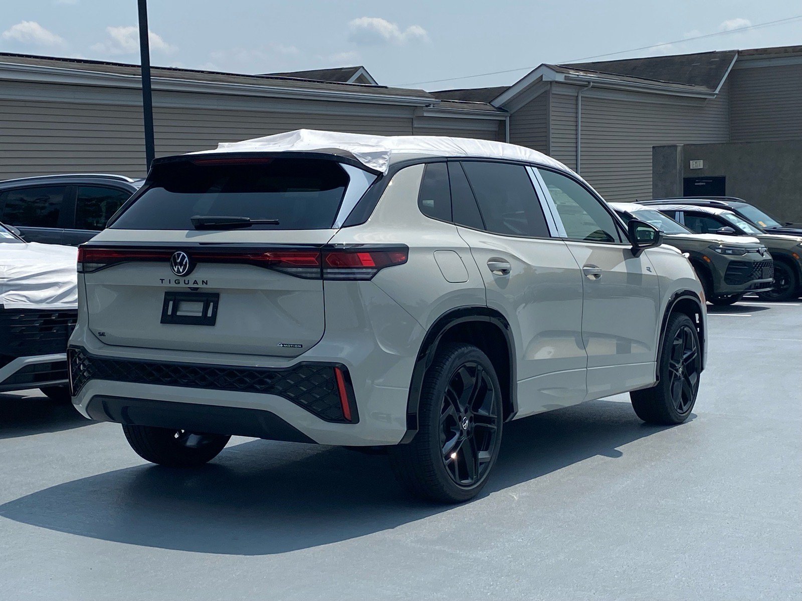 New 2026 Volkswagen Tiguan SE R-Line AWD/4WD image 3