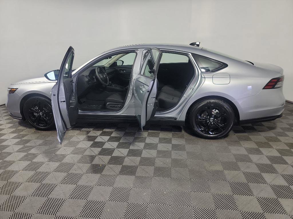 Used 2025 Honda Accord SE image 15