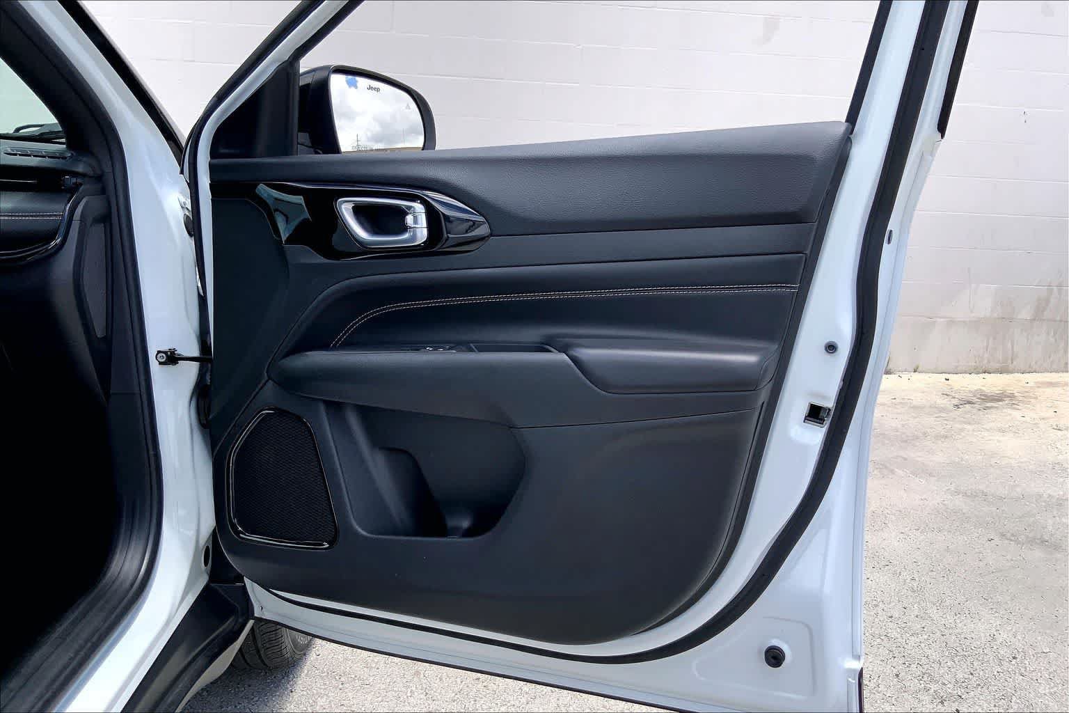 Used 2022 Jeep Compass Latitude FWD image 28