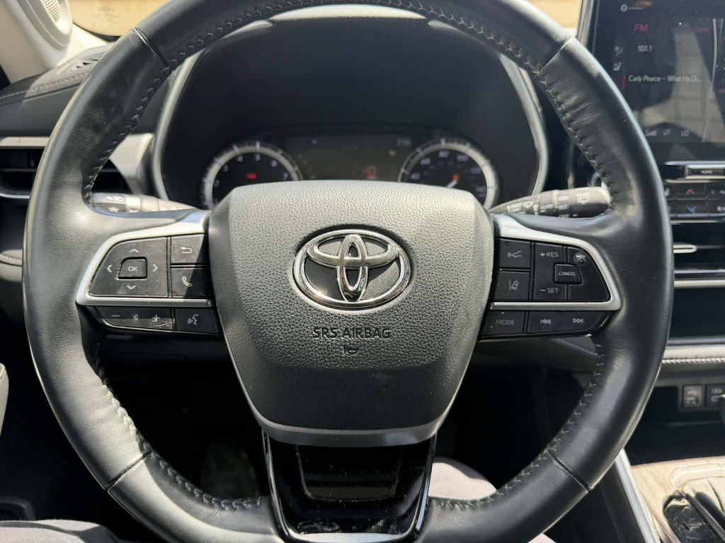 Used 2022 Toyota Highlander Platinum AWD/4WD image 14