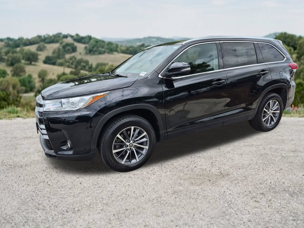 Used 2017 Toyota Highlander XLE FWD image 3