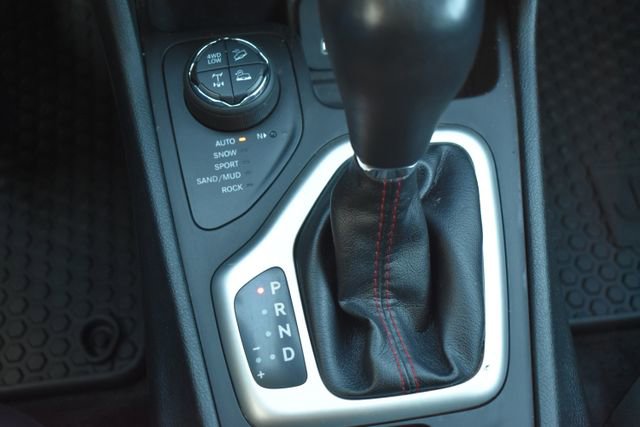 Used 2018 Jeep Cherokee Trailhawk w/ Cold Weather Group AWD/4WD image 30