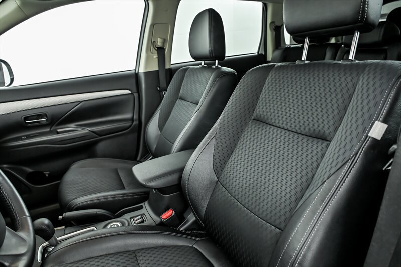 Used 2015 Mitsubishi Outlander SE AWD/4WD image 16