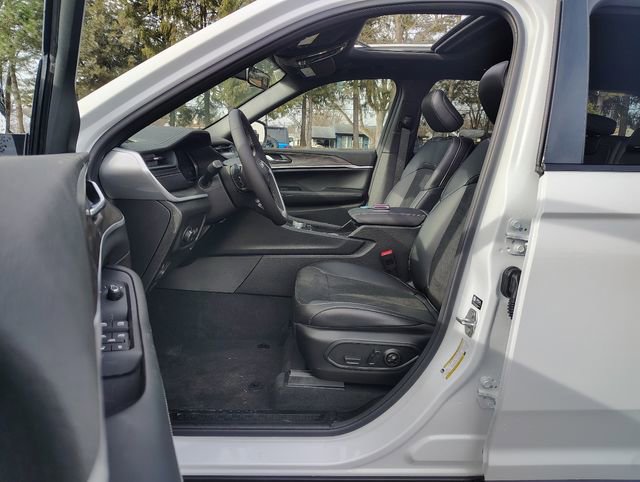 New 2026 Jeep Grand Cherokee Altitude image 2