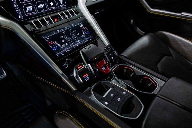Used 2022 Lamborghini Urus image 26
