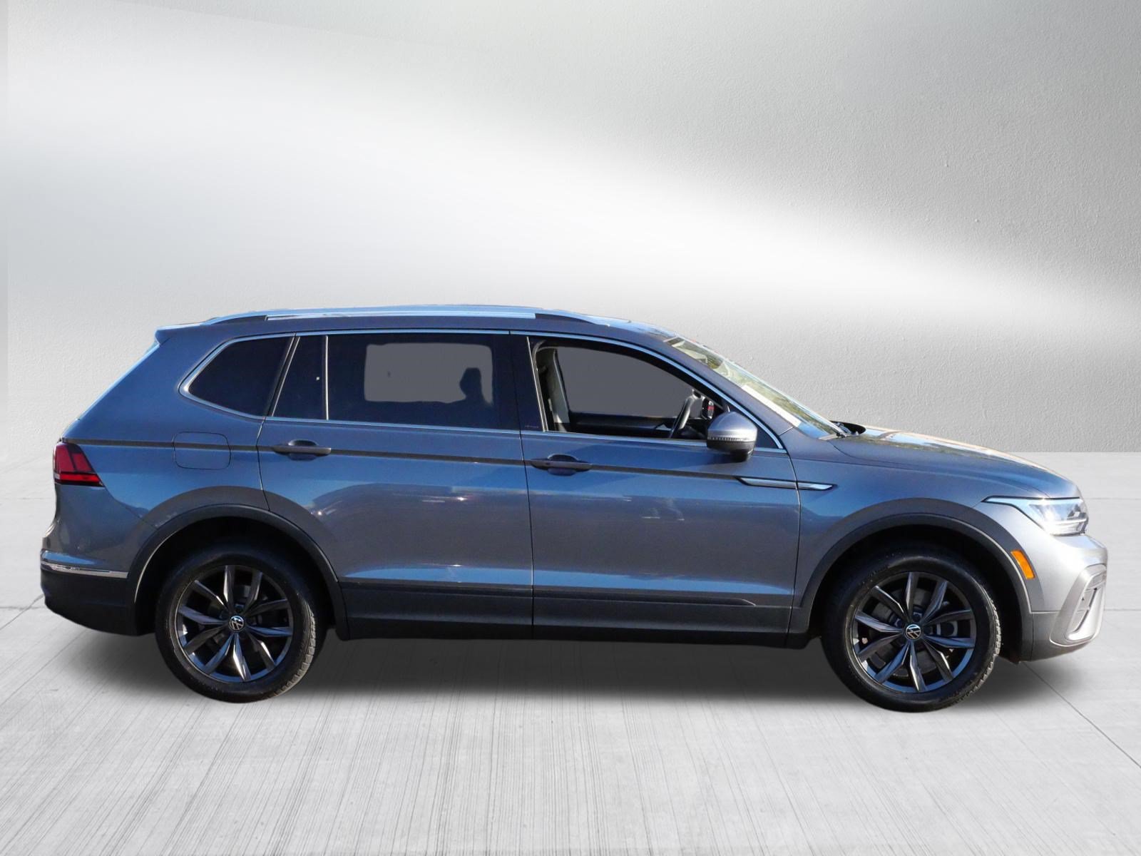 Certified 2023 Volkswagen Tiguan SE w/ Panoramic Sunroof Package AWD/4WD image 8