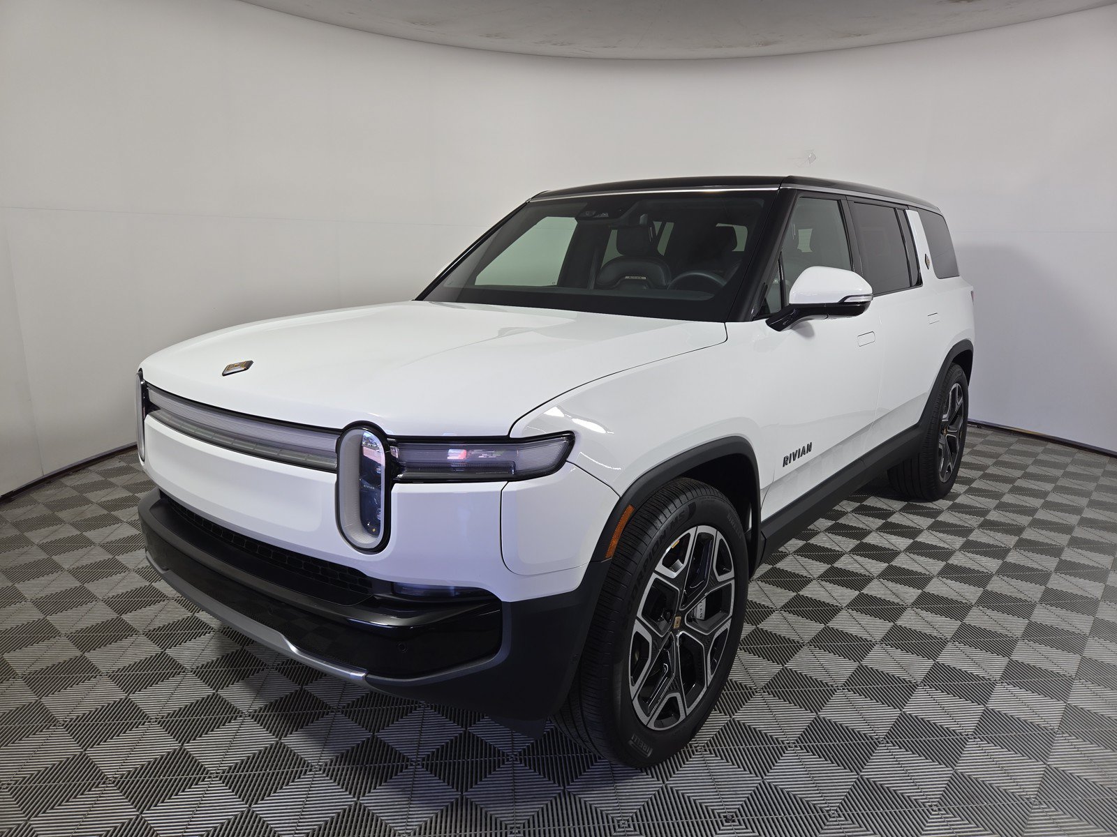 Used 2025 Rivian R1S Adventure