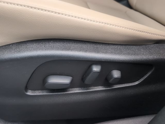 Used 2024 Cadillac XT4 Luxury w/ Cold Weather Package FWD image 11