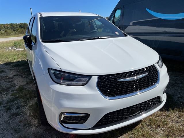 New 2026 Chrysler Pacifica Select image 13