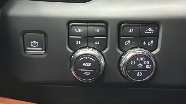 Used 2024 GMC Sierra 3500 Denali Ultimate AWD/4WD image 32