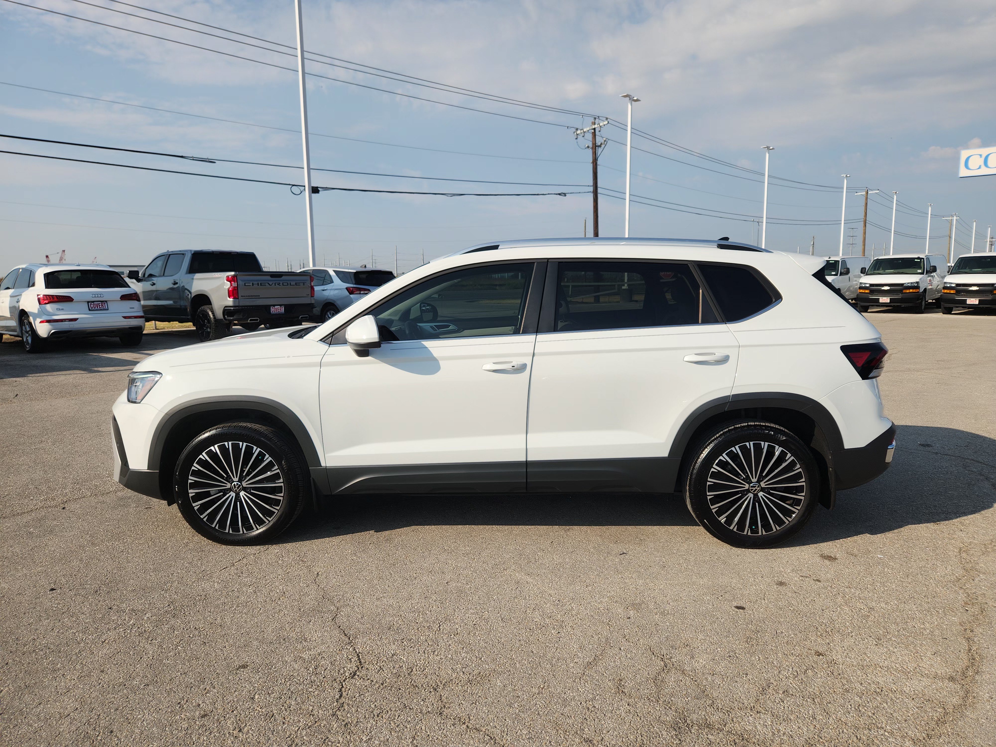 Used 2025 Volkswagen Taos SE FWD image 4