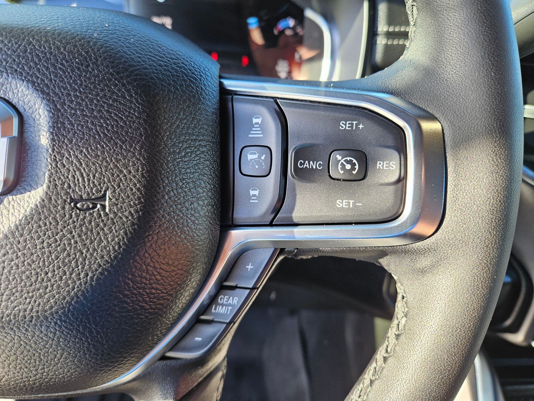 Used 2025 RAM 2500 Laramie AWD/4WD image 21
