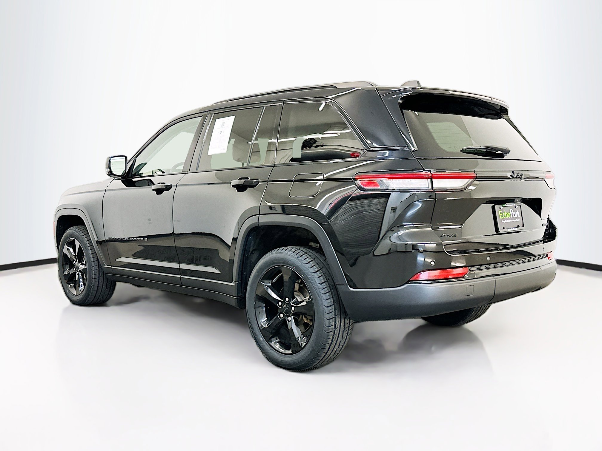 Used 2023 Jeep Grand Cherokee Limited w/ Black Appearance Package image 5