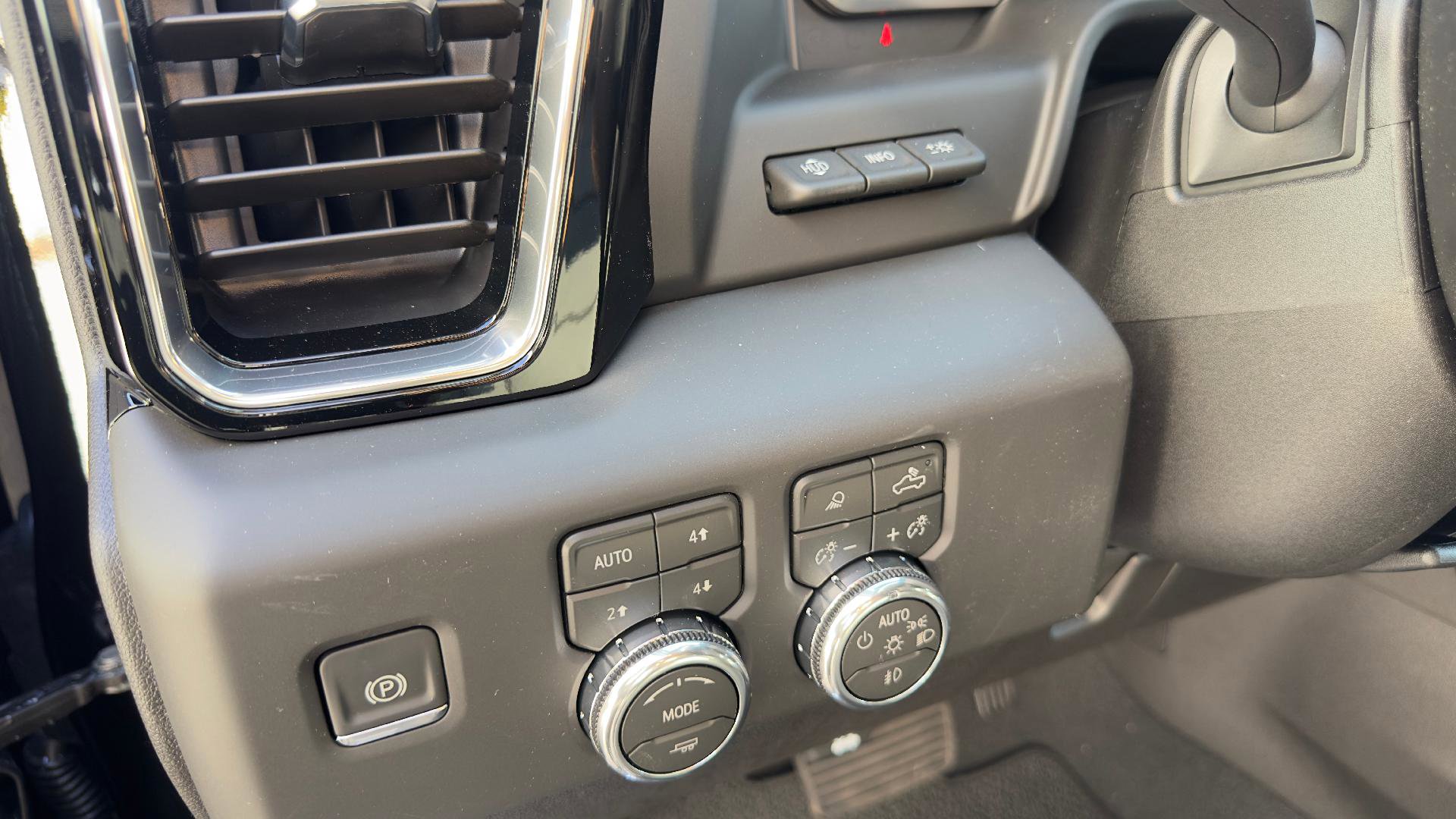 New 2026 GMC Sierra 2500 Denali w/ Denali Reserve Package image 18