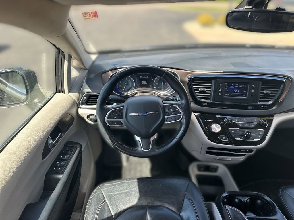 Used 2017 Chrysler Pacifica Touring-L FWD image 12