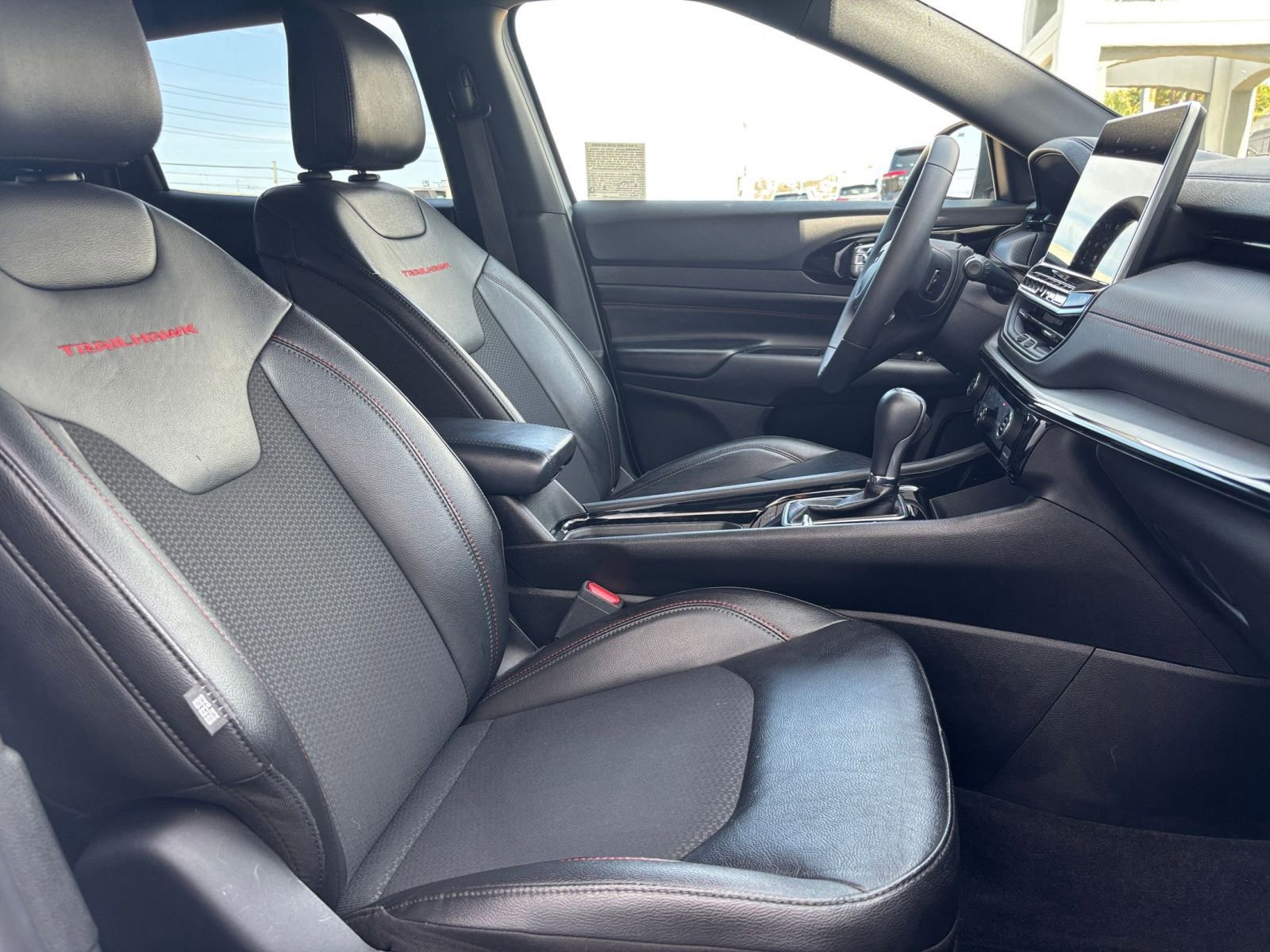 Used 2025 Jeep Compass Trailhawk AWD/4WD image 35