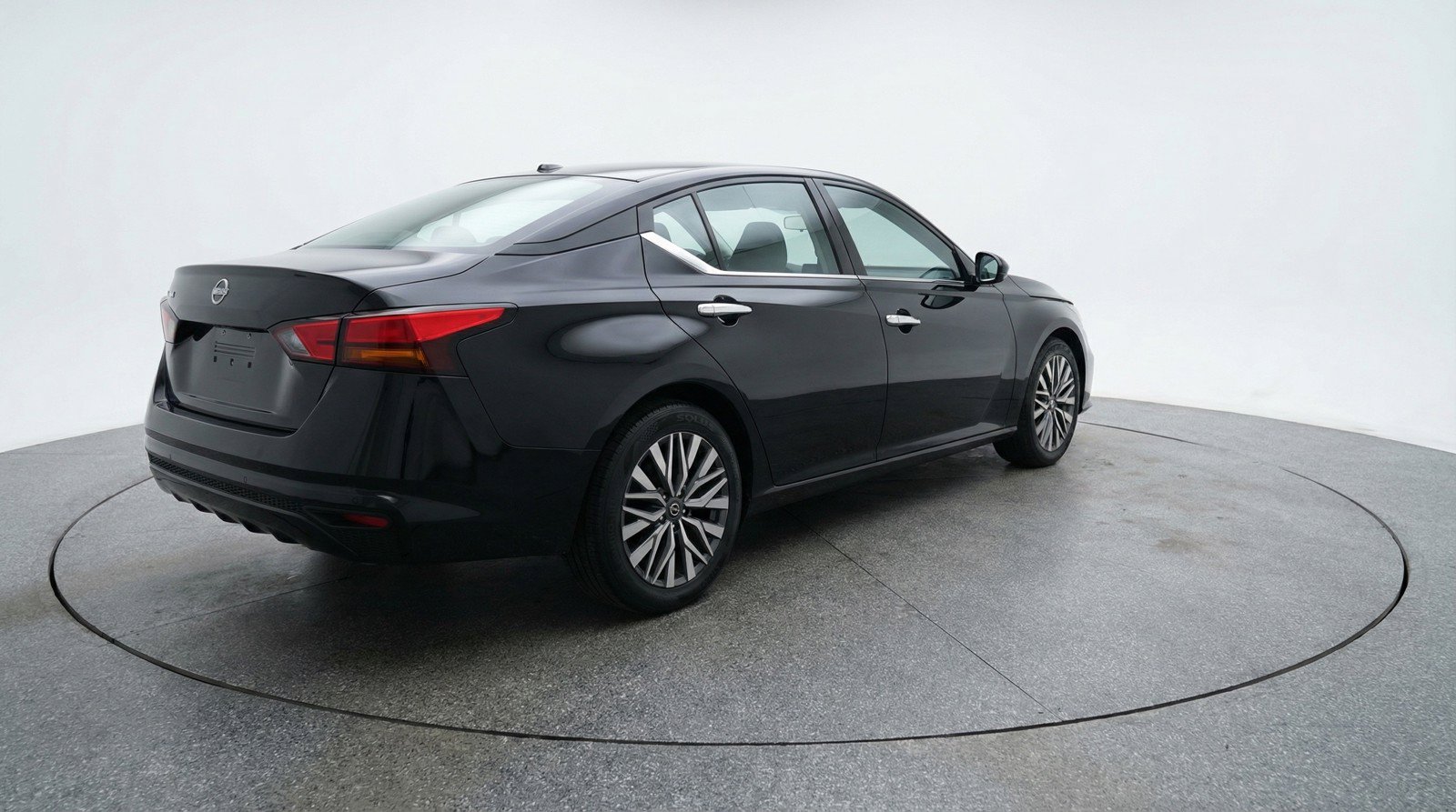 Used 2025 Nissan Altima 2.5 SV FWD image 9