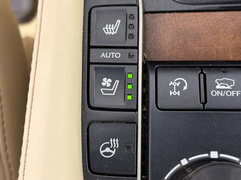 Used 2019 Lexus LX 570 4WD w/ Luxury Package image 33