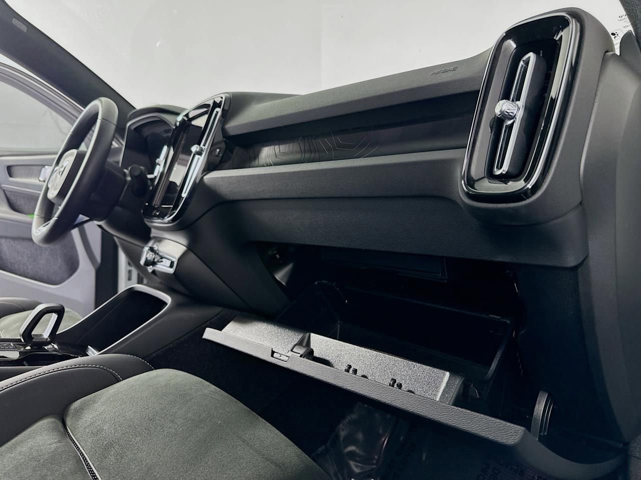 Used 2023 Volvo C40 P8 Recharge Ultimate image 36