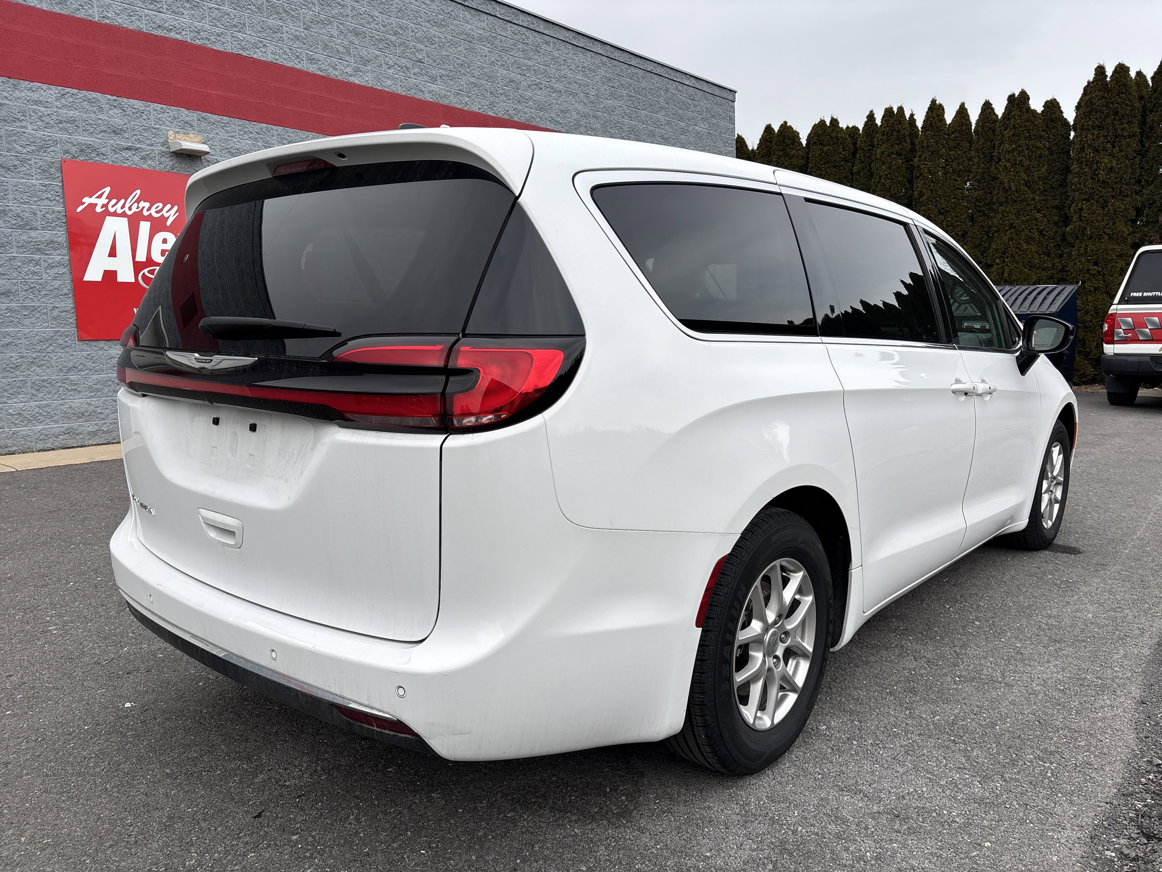 Used 2024 Chrysler Pacifica Touring-L image 3