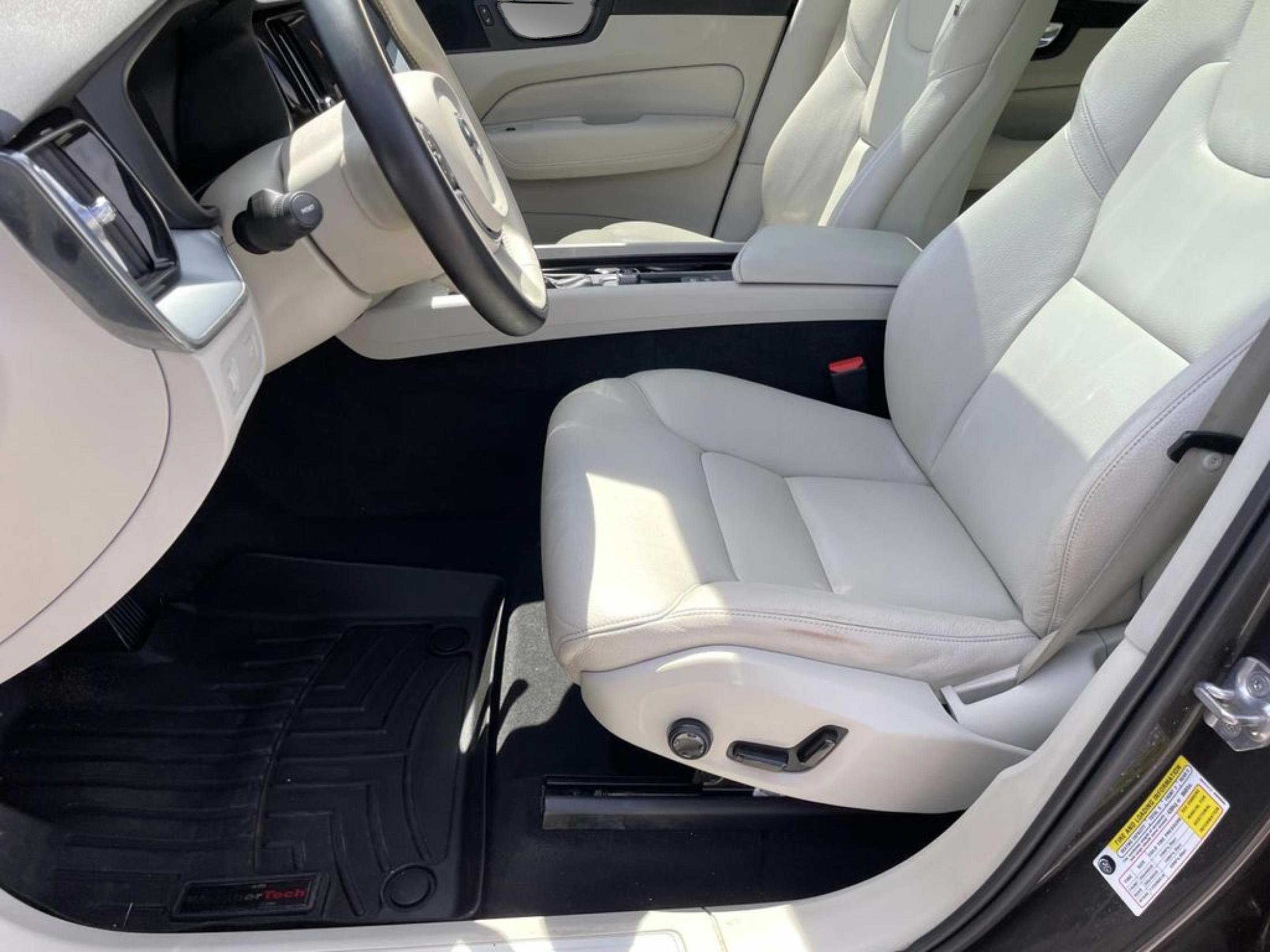Used 2018 Volvo XC60 T6 Momentum w/ Vision Package AWD/4WD image 19