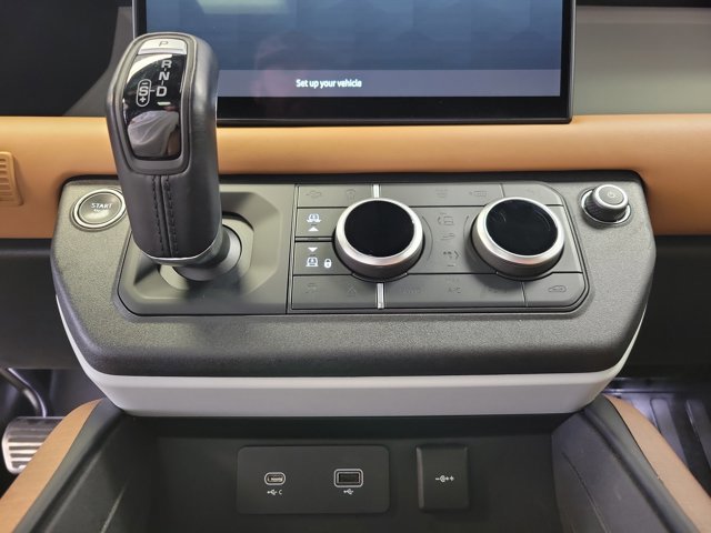 Used 2023 Land Rover Defender 130 X-Dynamic SE image 13