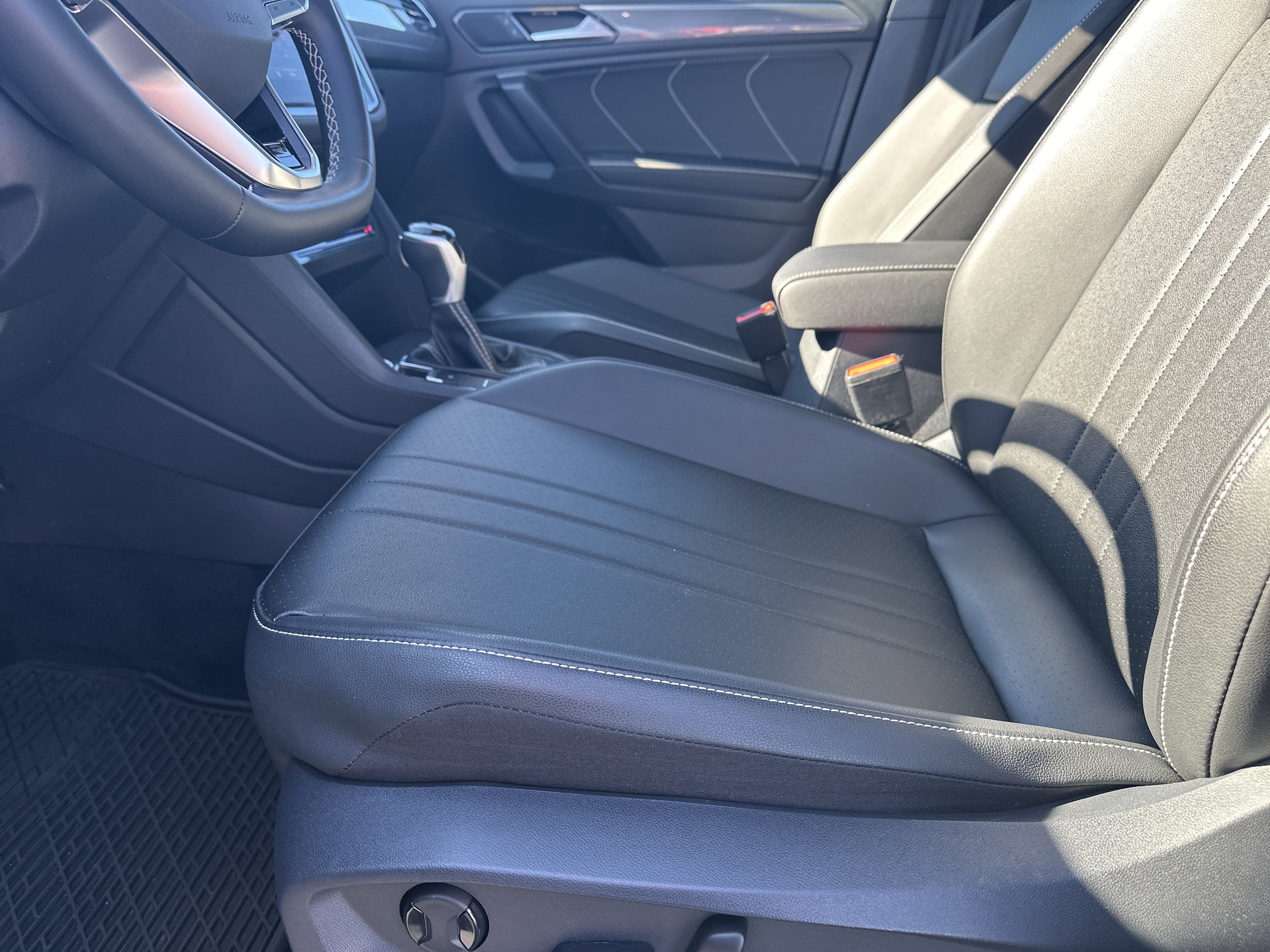 Used 2023 Volkswagen Tiguan SE R-Line image 10