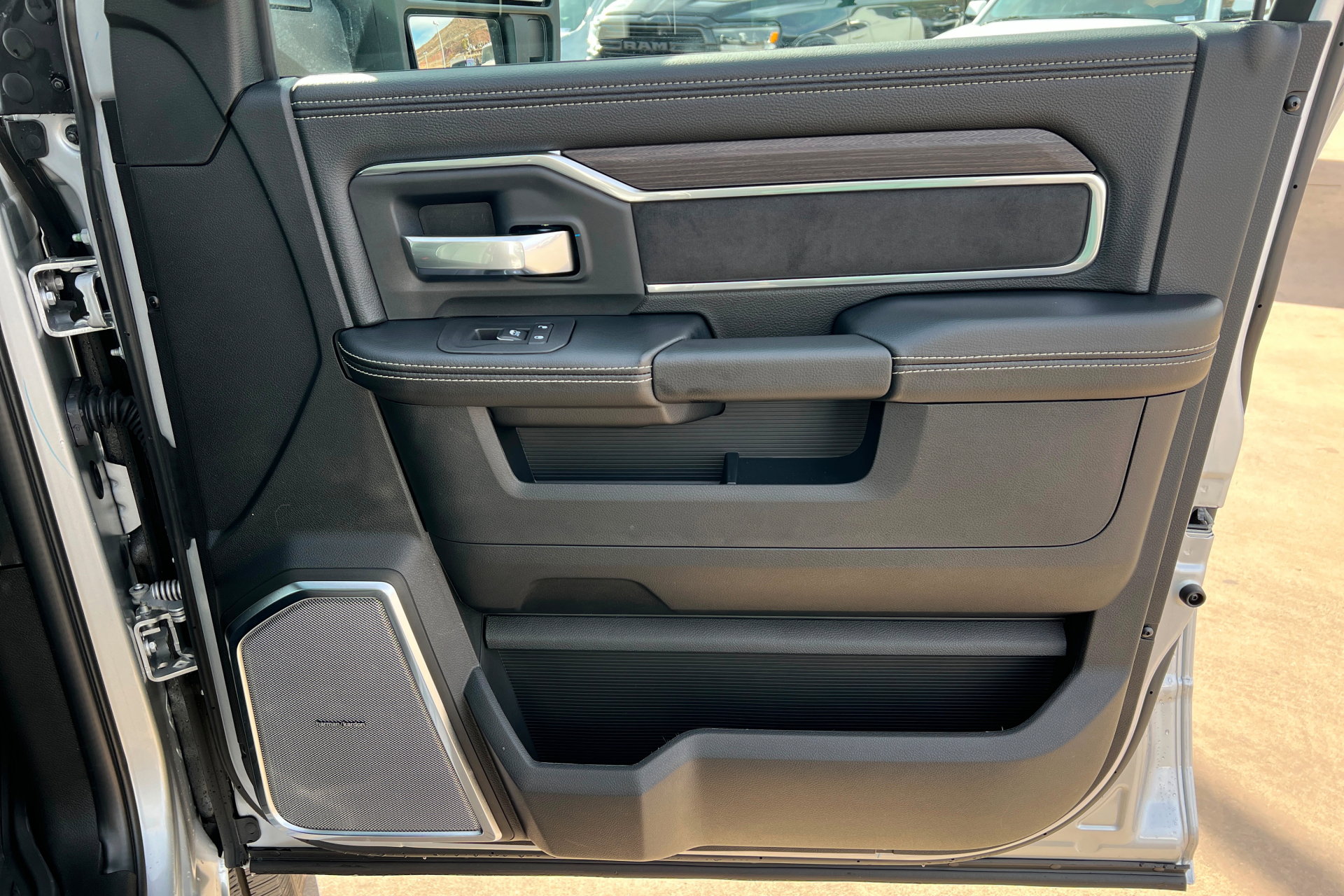 New 2026 RAM 3500 Laramie AWD/4WD image 22