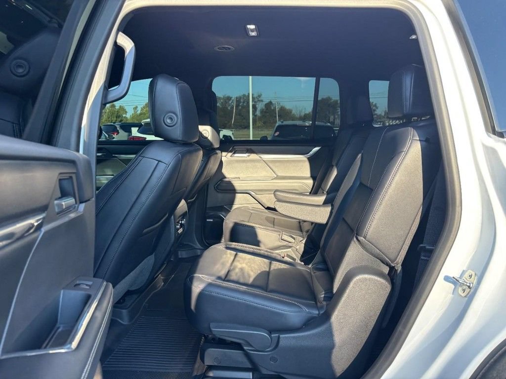 Used 2025 GMC Acadia Elevation w/ Elevation Premium Package FWD image 11