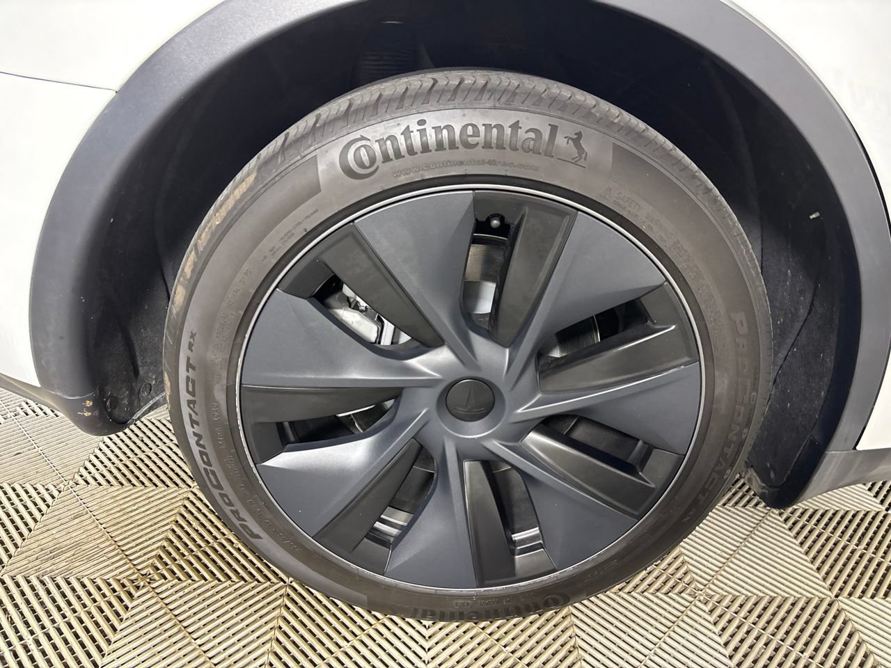Used 2025 Tesla Model Y Long Range RWD image 24