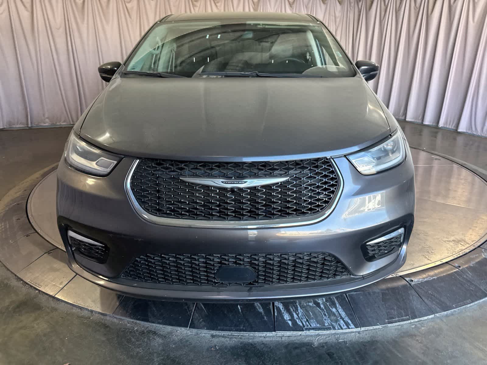 Used 2023 Chrysler Pacifica Touring-L FWD image 2