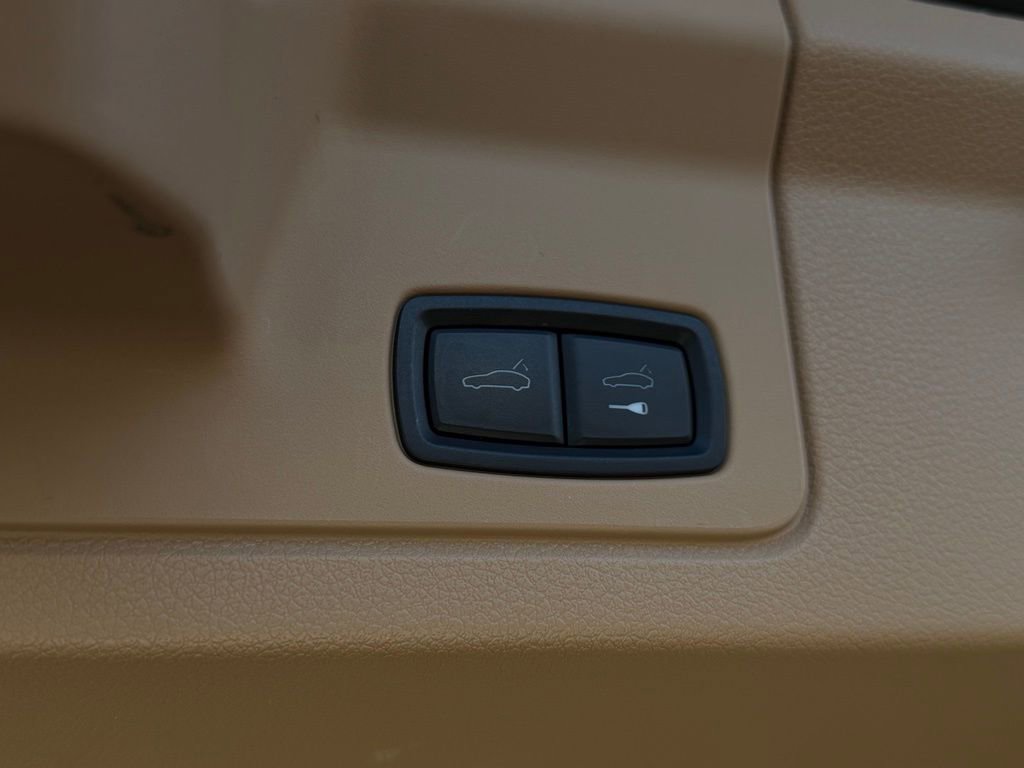 Used 2016 Porsche Panamera 4 image 8