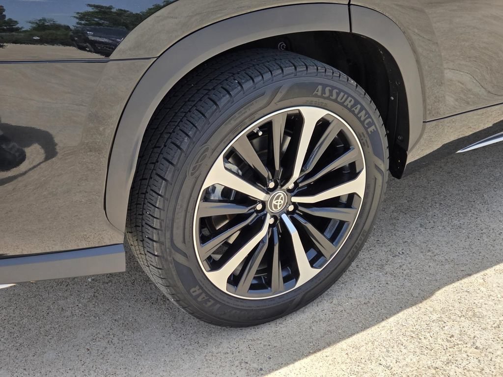 Used 2022 Toyota Highlander XSE FWD image 7