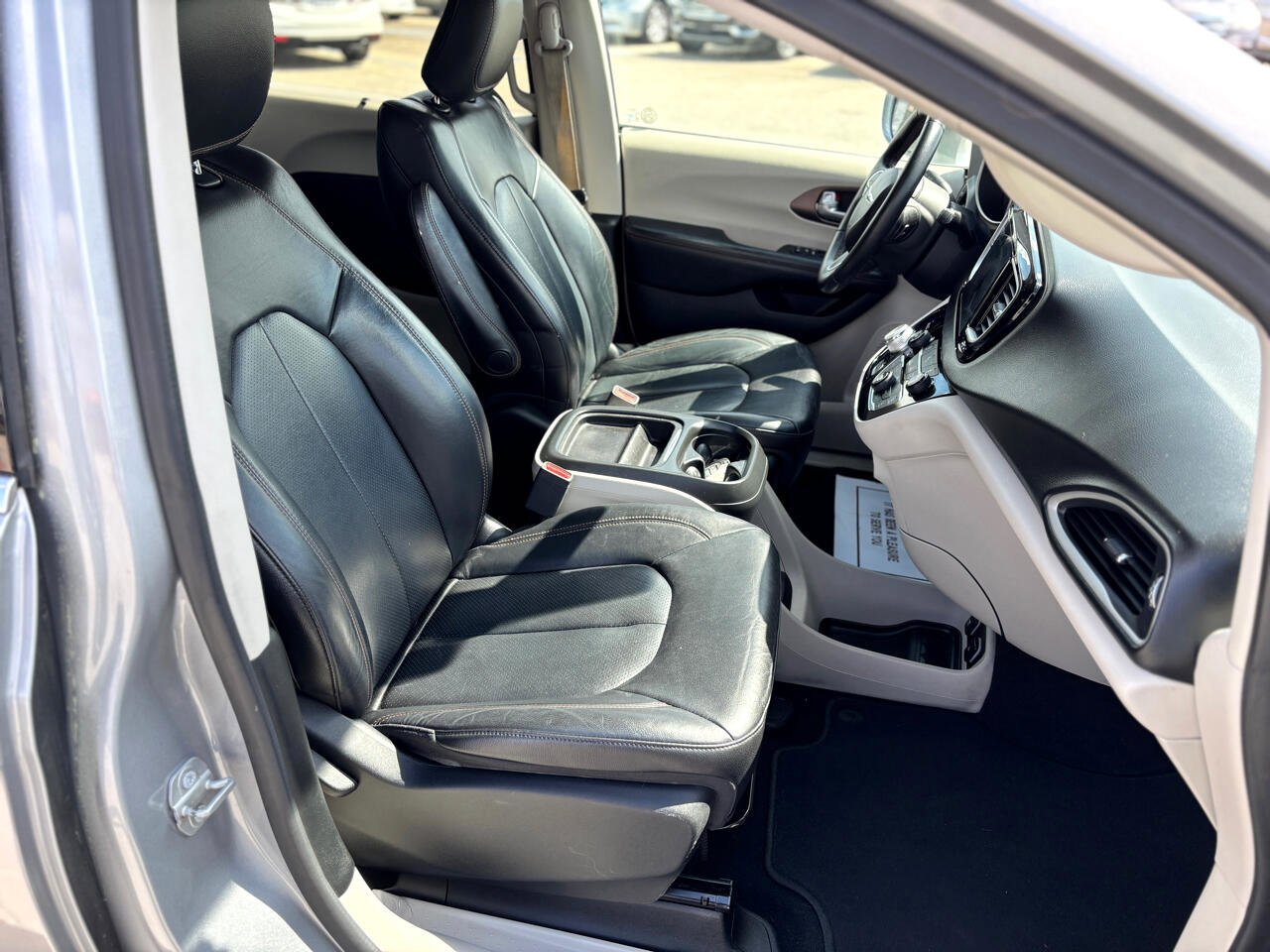 Used 2018 Chrysler Pacifica Touring-L image 25