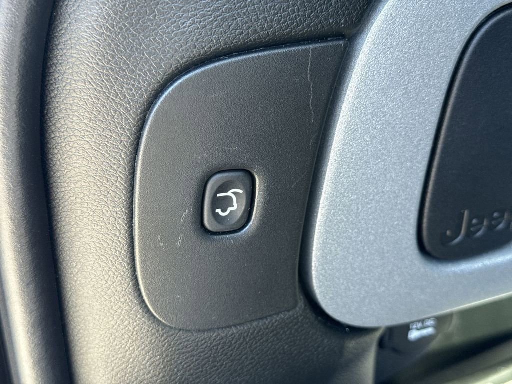 Used 2018 Jeep Cherokee Trailhawk w/ Comfort/Convenience Group AWD/4WD image 18