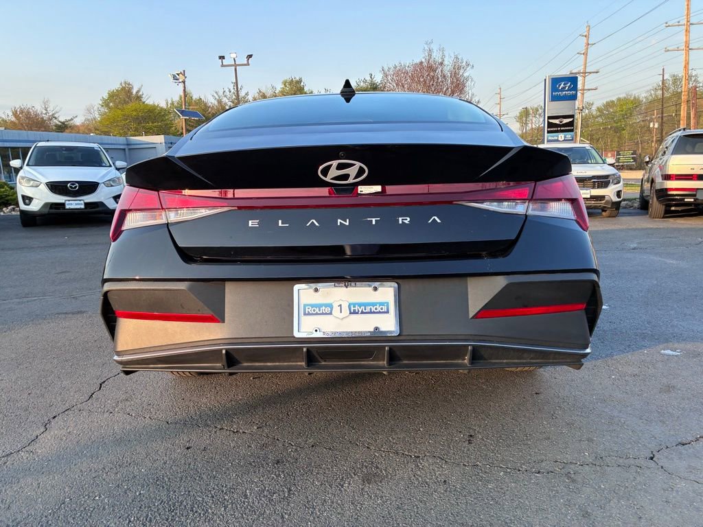 Used 2024 Hyundai Elantra SE FWD image 6