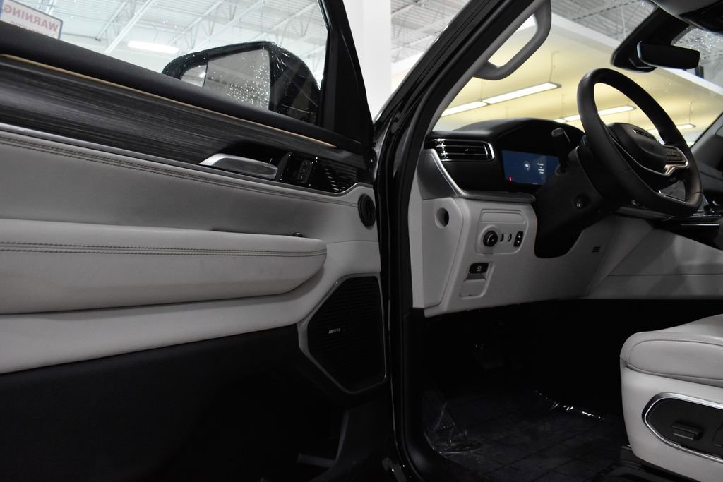 Used 2023 Jeep Wagoneer Series III w/ Preferred Equipment Group AWD/4WD image 13