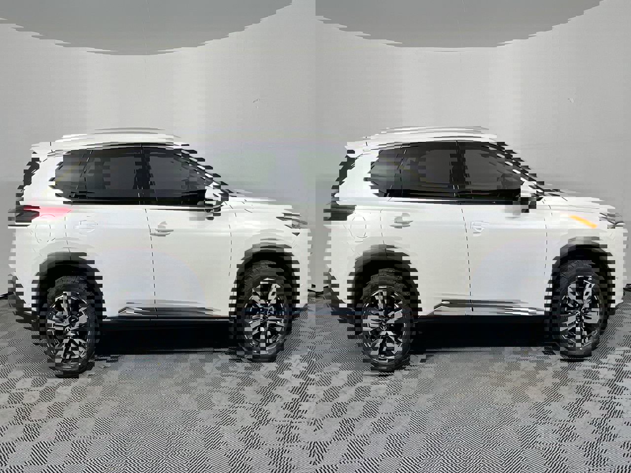 Used 2023 Nissan Rogue SL w/ SL Premium Package image 2