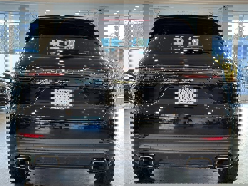 Used 2023 Porsche Cayenne E-Hybrid image 5