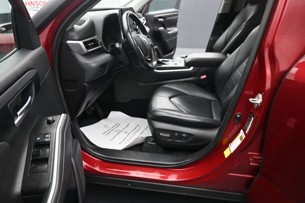 Used 2020 Toyota Highlander XLE FWD image 17